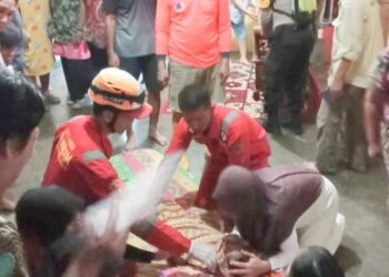 Jasad Korban Zakira Siregar saat dievakuasi ke rumah duka