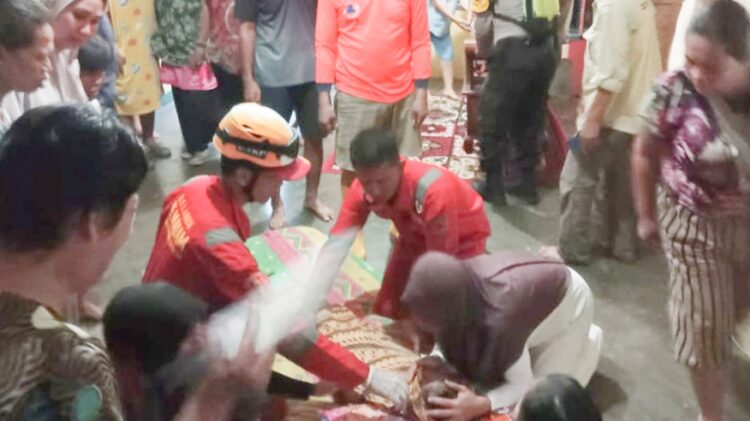 Jasad Korban Zakira Siregar saat dievakuasi ke rumah duka