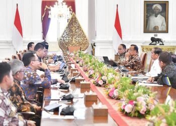 Pj. Sumut Hassanudin mengikuti rapat dengan Presiden Republik Indonesia Joko Widodo, terkait persiapan PON XXI Aceh-Sumut di Istana Negara, Jakata. (Foto Ist)