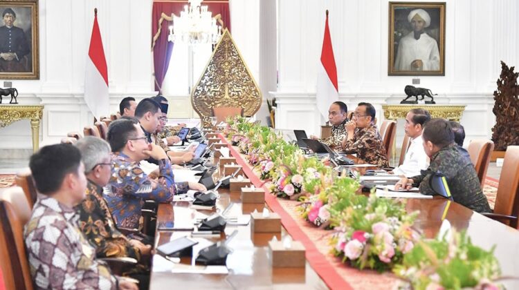 Pj. Sumut Hassanudin mengikuti rapat dengan Presiden Republik Indonesia Joko Widodo, terkait persiapan PON XXI Aceh-Sumut di Istana Negara, Jakata. (Foto Ist)