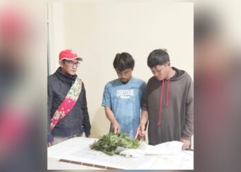 Kedua tersangka, Agus Saputra dan Gopinda Franshoven Damanik beserta barang bukti diapit Kanit Reskrim Polsek Saribudolok IPTU Bernad Napitupulu SH