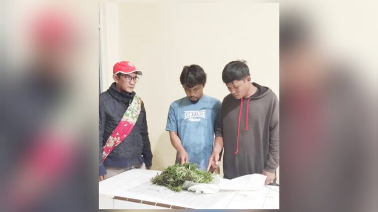 Kedua tersangka, Agus Saputra dan Gopinda Franshoven Damanik beserta barang bukti diapit Kanit Reskrim Polsek Saribudolok IPTU Bernad Napitupulu SH
