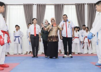 Wali Kota Siantar dr Susanti Dewayani SpA memimpin pertandingan pembuka Kejuaraan Karate Pelajar Perebutkan Piala Wali Kota Siantar Tahun 2024