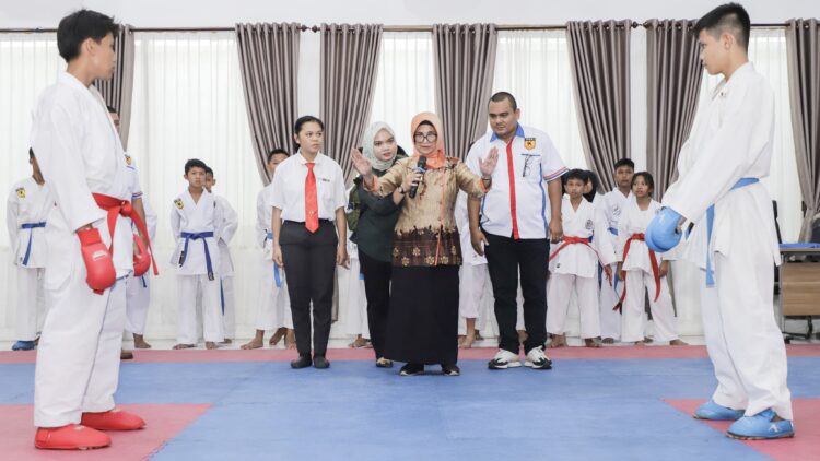 Wali Kota Siantar dr Susanti Dewayani SpA memimpin pertandingan pembuka Kejuaraan Karate Pelajar Perebutkan Piala Wali Kota Siantar Tahun 2024