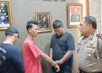 Kapolsek Helvetia Kompol Alex Piliang saat paparan atas tindak pencurian sepeda motor dengan mobil Pajero. (Foto Ist)