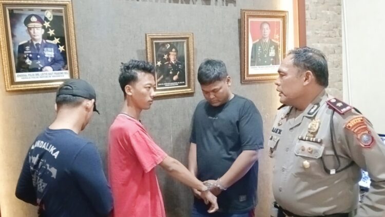 Kapolsek Helvetia Kompol Alex Piliang saat paparan atas tindak pencurian sepeda motor dengan mobil Pajero. (Foto Ist)
