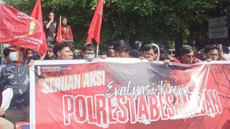 Sejumlah massa dari Ikatan Mahasiswa Muhammadiyah (MM) Kota Medan gelar aksi di Mapolrestabes atas maraknya begal di Kota Medan. (Foto Ist)