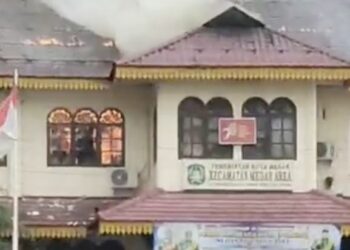 Kantor Camat Medan Area terbakar. (Foto Ist)