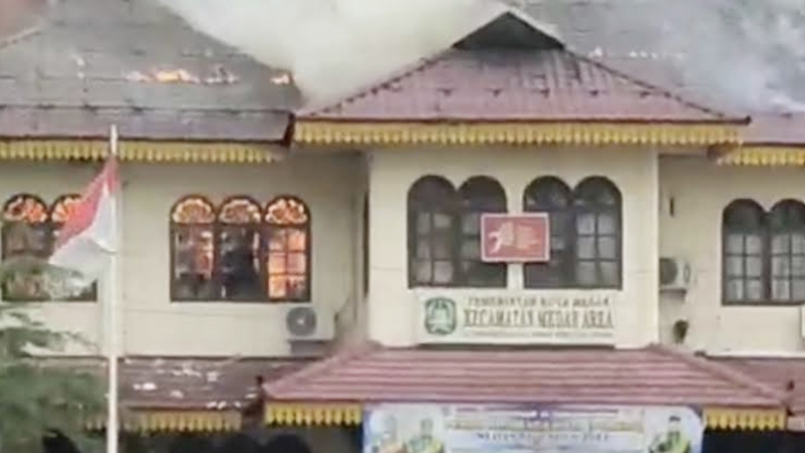 Kantor Camat Medan Area terbakar. (Foto Ist)