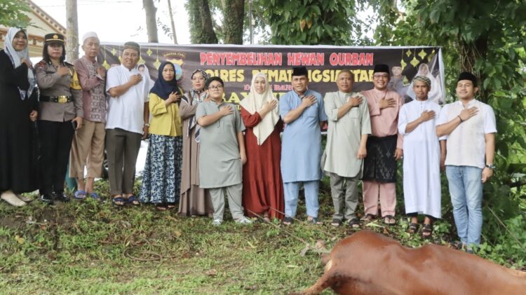Kapolres Siantar AKBP Yogen Heroes Baruno, S.H, S.I.K pimpin penyembelihan atau pemotongan hewan qurban Lima ekor Sapi dalam perayaan Idul Adha 1445 H