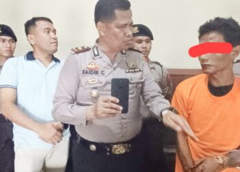 Kapolsek Patumbak, Kompol Faidir saat paparan atas aksi pelaku jambret ponsel yang dilakukan Adam Ferdian Putra. (Foto Ist)