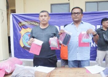 Personil Polres Sergai memaparkan tindakan pembunuhan yang dilakukan Irfan Saputra alias Tempe. (Foto Ist)