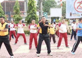 Kapolres Tanjung Balai AKBP Yon Edi Winara SH SIK, MH ikuti senam aerobic bersama TNI