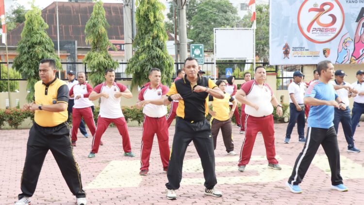 Kapolres Tanjung Balai AKBP Yon Edi Winara SH SIK, MH ikuti senam aerobic bersama TNI