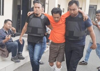 Pelaku curanmor, Iqbal Juhari saat digiring petugas di Polsek Sunggal. (Foto Ist)