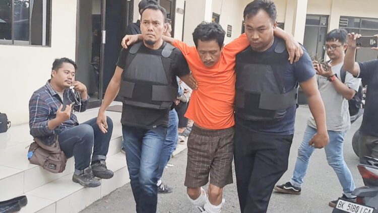 Pelaku curanmor, Iqbal Juhari saat digiring petugas di Polsek Sunggal. (Foto Ist)