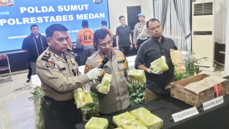 Kapolrestabes Medan Kombes Pol Dr Teddy John Sahala saat paparan hasil tangkapan tiga kurir sabu beserta Kg sabu. (Foto Ist)