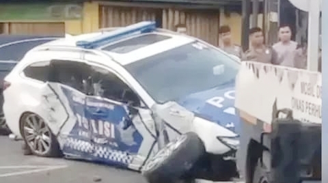 Mobil dinas Sat Lantas Polrestabes Medan saat masih di TKP. (Foto Ist)