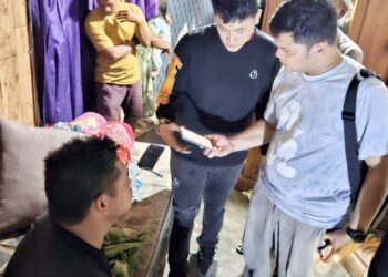 Tersangka Eka Surya Panjaitan alias Surbak saat ditangkap Kanit 2 Sat Narkoba Polres Simalungun IPDA Froom Pimpa Siahaan, SH.
