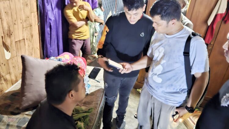 Tersangka Eka Surya Panjaitan alias Surbak saat ditangkap Kanit 2 Sat Narkoba Polres Simalungun IPDA Froom Pimpa Siahaan, SH.