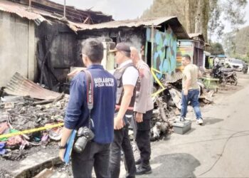 Tim Puslabfor Polda Sumut di rumah wartawan yang terbakar di Jalan Nabung Surbakti, Kecamatan Kabanjahe, Kabupaten Karo yang menyebabkan empat orang meninggal dunia. (Foto Ist)