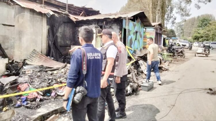 Tim Puslabfor Polda Sumut di rumah wartawan yang terbakar di Jalan Nabung Surbakti, Kecamatan Kabanjahe, Kabupaten Karo yang menyebabkan empat orang meninggal dunia. (Foto Ist)