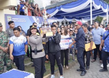 Trofi Juara 2 kepada PS Harapan Jaya diserahkan Kapolres Siantar AKBP Yogen Heroes Baruno SIK SH diwakili Kapolsek Sianțar Marihat AKP Relina Lumban Gaol.