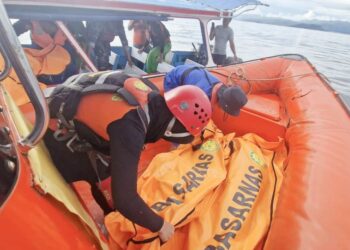 Tim Gabungan Melakukan Evakuasi Jenazah kapal yang tengelam di perairan antara Laut Pulau Situngkus dan Pulau Mursala, Tapteng. (Foto Ist)