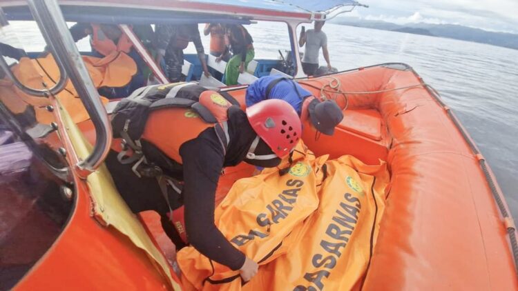 Tim Gabungan Melakukan Evakuasi Jenazah kapal yang tengelam di perairan antara Laut Pulau Situngkus dan Pulau Mursala, Tapteng. (Foto Ist)