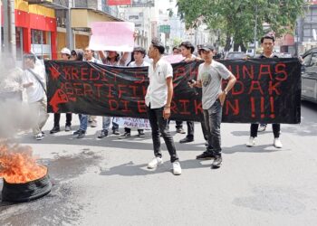 Puluhan massa mengelar aksi dengan membakar ban di depan BTN KC Medan, Jln.Pemuda, Medan. (Foto Ist)