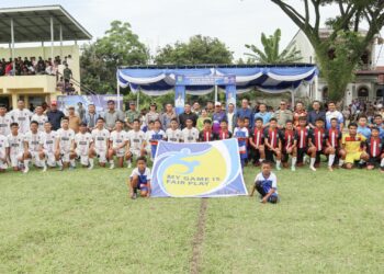 Wali Kota Siantar dr Susanti Dewayani SpA diwakili Sekda Junaedi Antonius Sitanggang SSTP MSi menghadiri acara penutupan Kejuaraan Sepak Bola U-17 Wali Kota Cup Kota Siantar.