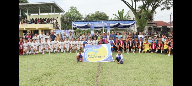Wali Kota Siantar dr Susanti Dewayani SpA diwakili Sekda Junaedi Antonius Sitanggang SSTP MSi menghadiri acara penutupan Kejuaraan Sepak Bola U-17 Wali Kota Cup Kota Siantar.