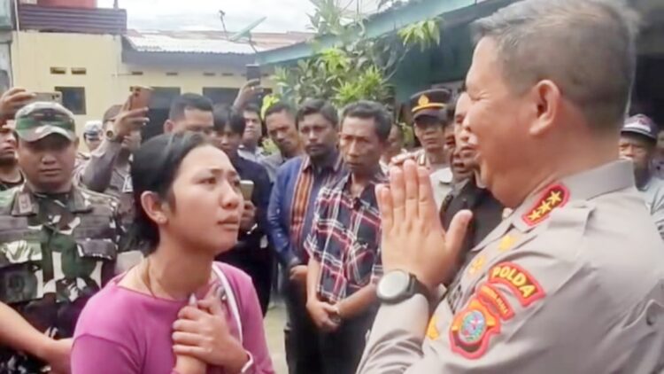 Kapolda Sumut Komjen Pol Agung Setya Imam saat mengunjungi kediaman almarhum Sempurna Pasaribu. (Foto Ist)