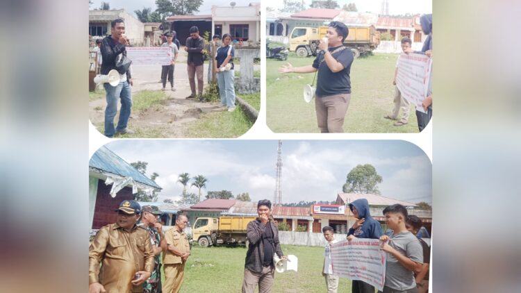 Aliansi Mahasiswa Peduli Masyarakat Demo Kantor Camat Dolok Pardamean
