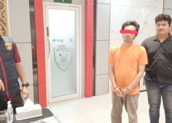 Juru Parkir yang ditangkap polisi karena bermain judi online dengan mesin e-Parking. (Foto Ist)