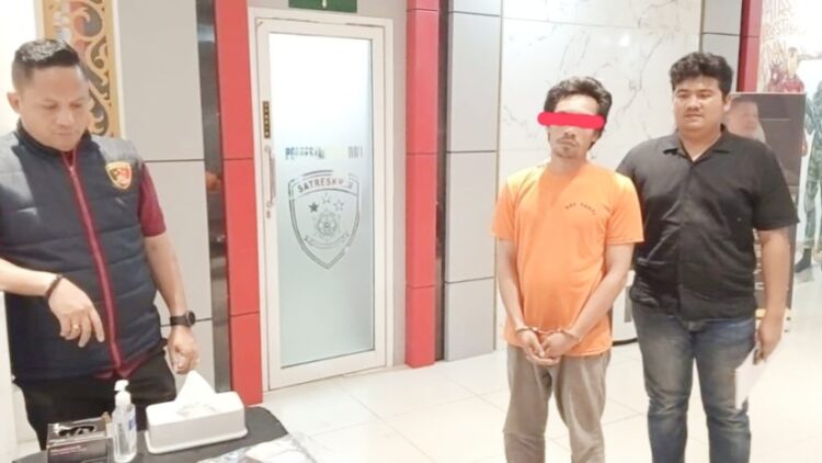 Juru Parkir yang ditangkap polisi karena bermain judi online dengan mesin e-Parking. (Foto Ist)