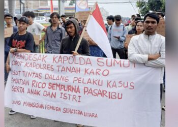 Aksi puluhan mahasiswa di Polda Sumut untuk mengusut kematian Rico Sempurna Pasaribu wartawan di Tanah Karo. (Foto Ist)