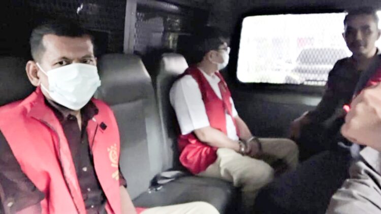 Tersangka dugaan korupsi Pekerjaan Konstruksi Peningkatan Struktur Jalan Provinsi Ruas Jalan Muarasoma-Simpang Gambir di Kabupaten Mandailing Natal Tahun Anggaran 2020. (Foto Ist)
