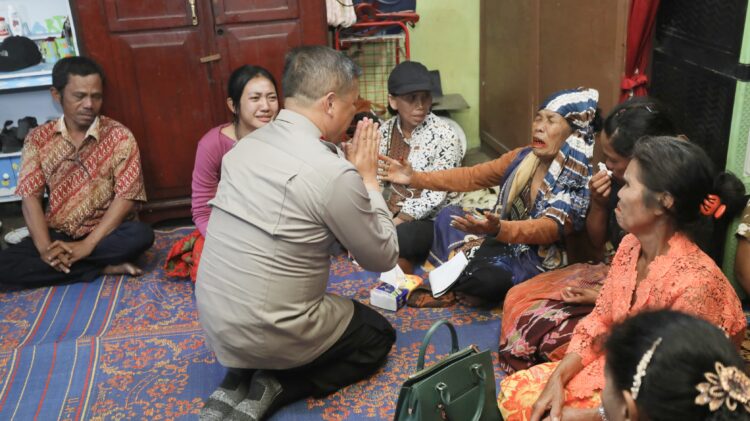 Kapolda Sumut, Komjen Pol Agung Setya Imam Effendi saat dikediaman Sempurna Pasaribu. (Foto Ist)