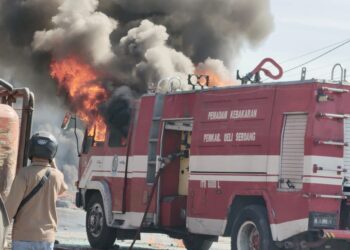 Mobil Damkar Milik Pemkab Deliserdang yang dibakar. (Foto Ist)