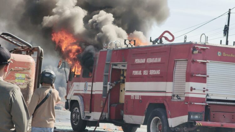 Mobil Damkar Milik Pemkab Deliserdang yang dibakar. (Foto Ist)