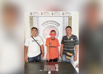 Tersangka KS alias Usep dan barang bukti diapit personil di Mako Polsek Tanah Jawa
