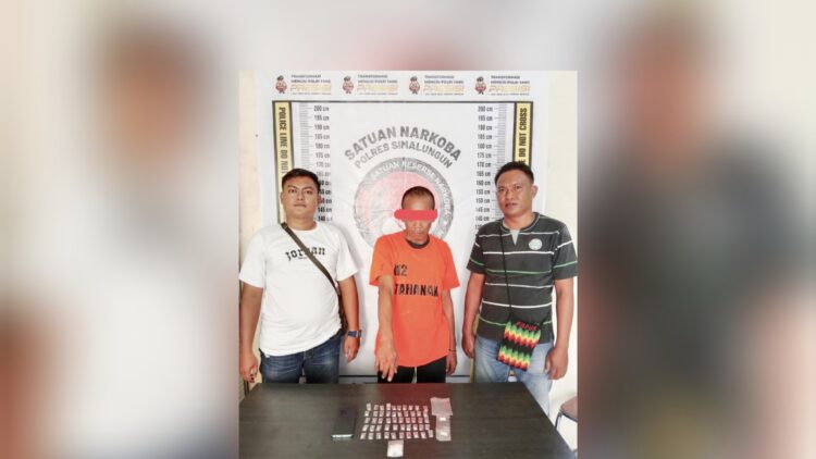 Tersangka KS alias Usep dan barang bukti diapit personil di Mako Polsek Tanah Jawa