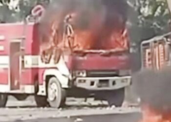 Mobil Damkar milik Pemkab Deli Serdang yang dibakar saat bentrok di Sampali. (Foto Ist)