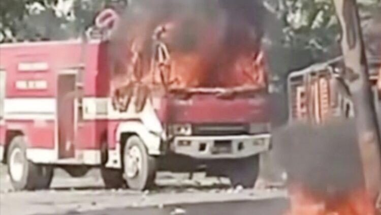 Mobil Damkar milik Pemkab Deli Serdang yang dibakar saat bentrok di Sampali. (Foto Ist)