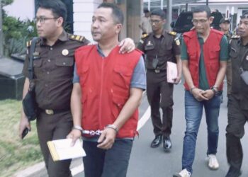 Dua orang yang ditahan pihak Kejatisu atas kasus dugaan rehabilitasi sekolah. (Foto Ist)