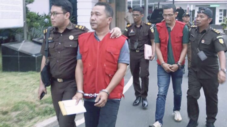 Dua orang yang ditahan pihak Kejatisu atas kasus dugaan rehabilitasi sekolah. (Foto Ist)