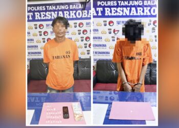 Kedua tersangka, ER dan RAAF beserta barang bukti