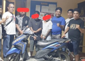 Komplotan ketiga pelaku Curanmor beserta barang bukti diapit Kanit Reskrim AIPTU Ricardo Rajagukguk S.Sos dan anggot
