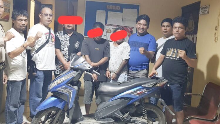 Komplotan ketiga pelaku Curanmor beserta barang bukti diapit Kanit Reskrim AIPTU Ricardo Rajagukguk S.Sos dan anggot